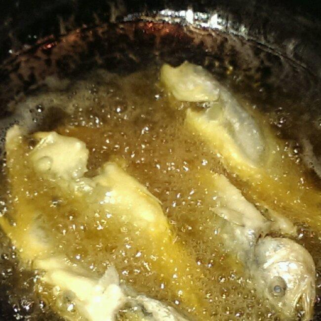 醬酥小黃花魚的做法 步骤3