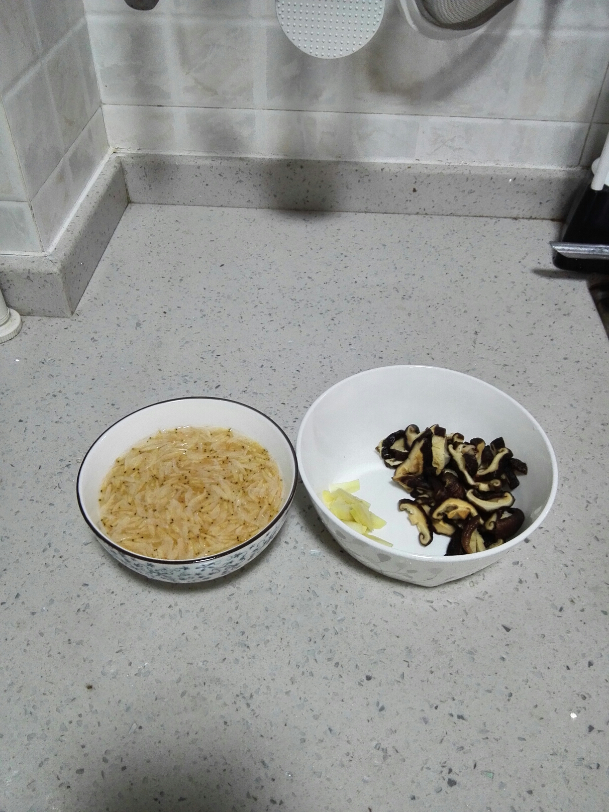 香菇蝦米椰子油燜飯的做法 步骤3
